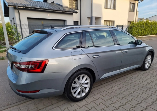 Skoda Superb cena 106899 przebieg: 72000, rok produkcji 2018 z Sosnowiec małe 742